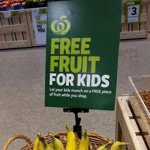 Frutta gratis ai bambini, l'iniziativa del supermercato piace e diventa virale