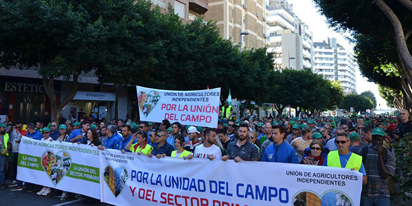 Spagna, la marcia dei 2.000 agricoltori contro il governo