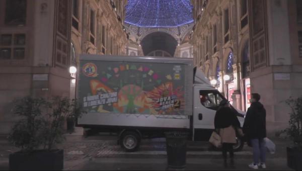 Jovanotti lancia l'ultimo singolo a suon di frutta