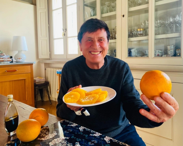 Gianni Morandi si gusta le arance di Ribera