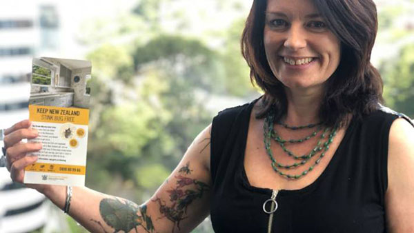 Il ministro neozelandese si tatua la cimice asiatica
