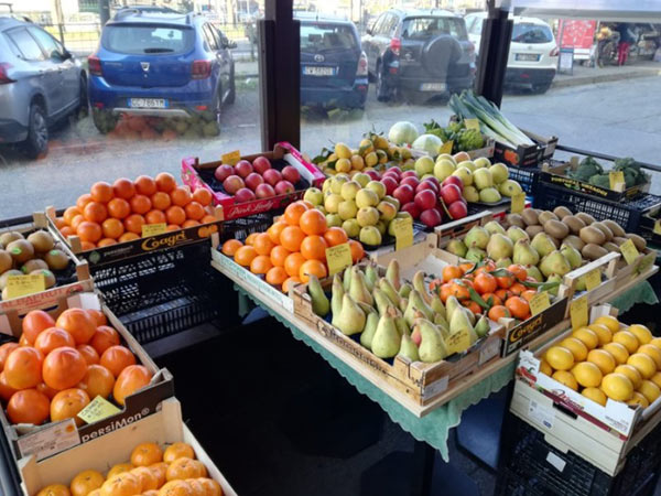 Torino, il dehor del bar diventa un negozio di ortofrutta