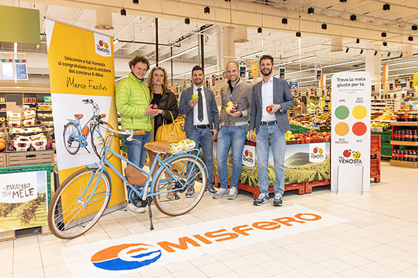 Vip premia i consumatori di mele con le e-bike